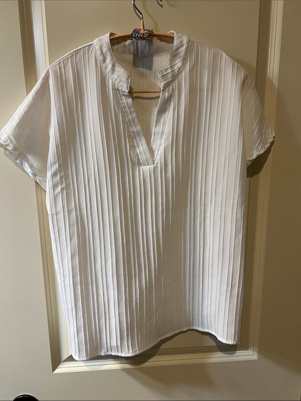 ๐ป๐ป Source Unknown white Short Sleeve Split V-Neck Textured Blouse H062 - Picture 1 of 5